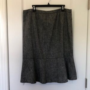Ann Taylor Grey tweed skirt. Matching jacket. Size US 16. Excellent condition.